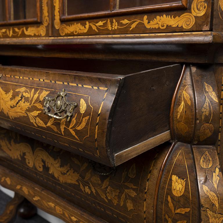 A Dutch display cabinet, 18th century.