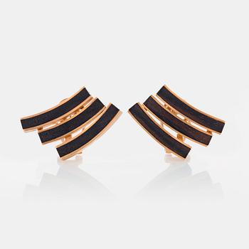 1041. A pair of Paul Binder earrings in 18K gold and wood.