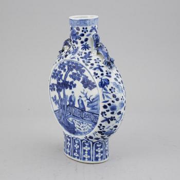 A blue and white figural moon flask, Qing dynasty, Guangxu (1872-1908).