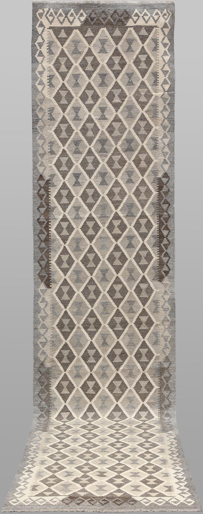 A Kilim runner carpet. 393 x 89 cm.