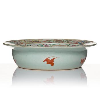A large famille rose basin, Qing dynasty, 19th Century.