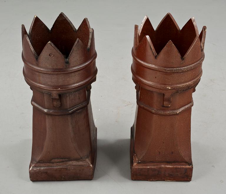 SKULPTURER/SKORSTENAR, ett par, chamotterat stengods, 1900-talets andra hälft.