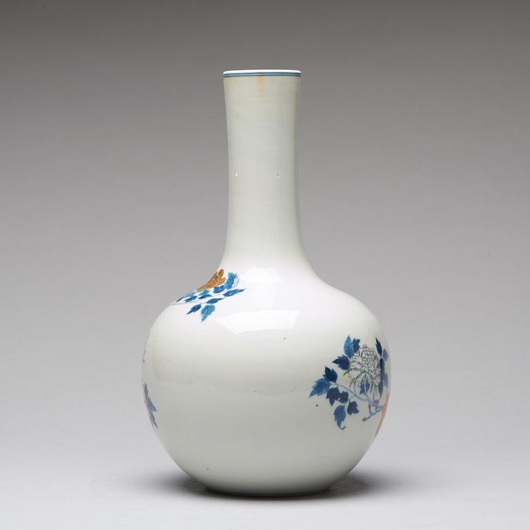 A famille rose vase, Qing dynasty with seal mark.