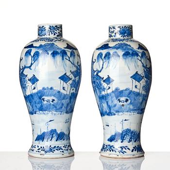 A pair of blue and white vases, Qing dynasty, 19th century.