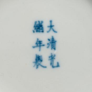 An enamelled dish with bats, Qing dynasty, Guangxus mark and period (1875-1908).