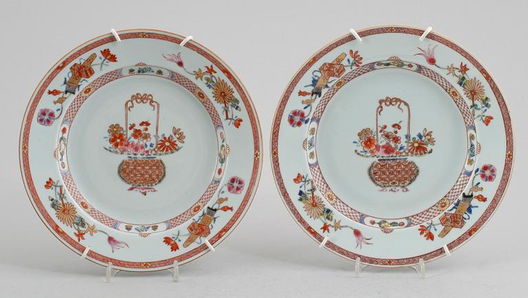 TALLRIKAR, 1 par, porslin, Kina, Qianlong 1736-1795.