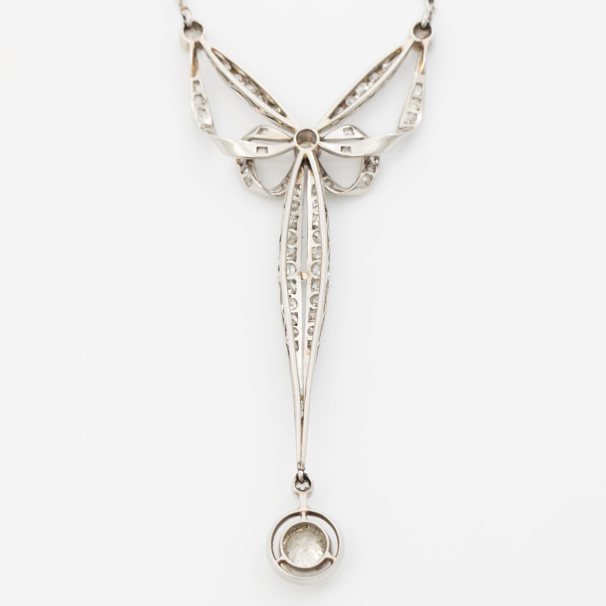 Platinum necklace with old-cut diamonds, circa 1900.
