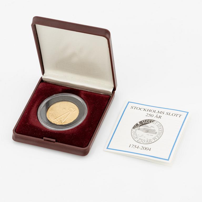 Commemorative coin, Stockholm Palace 250 years. 21.6k gold, 900/1000 fineness, denomination 2000 SEK.