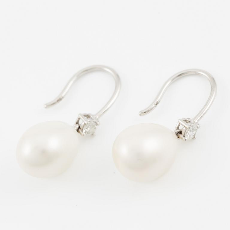 Earrings 18K white gold with cultured pearls and brilliant-cut diamonds.