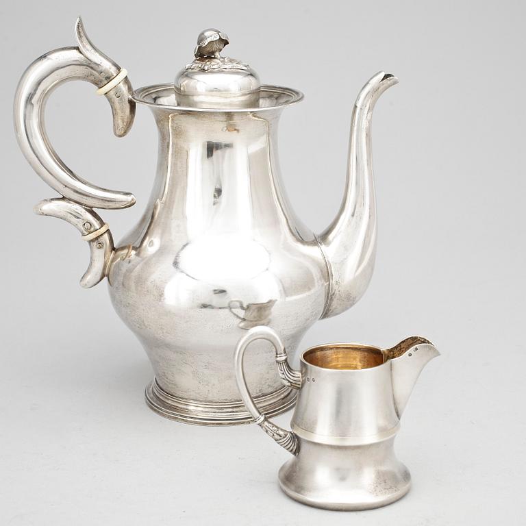 KAFFEKANNA samt GRÄDDKANNA, silver, bl a Per Erik Sundberg, Trosa, 1864. Totalvikt ca 840 g.