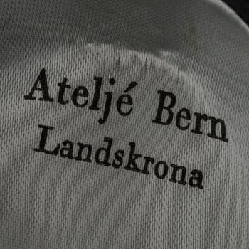 BRILJANTRING 18K vitguld m 1 briljant ca 0,55 ct TW VS, samt 10 mindre briljanter ca 0,70 ct TW SI.