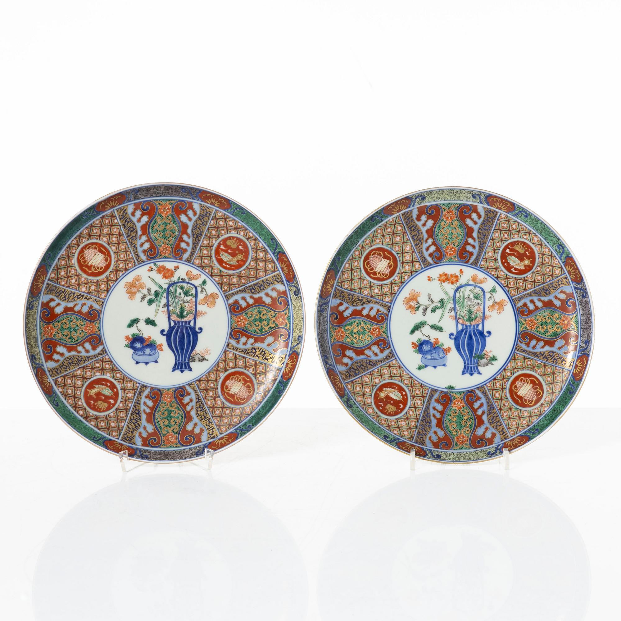 Tallrikar, fyra stycken, samt tekanna med lock, porslin. Japan, Meiji (1868-1912).