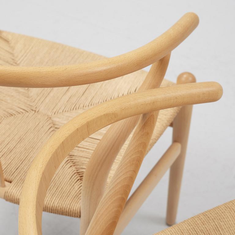 Hans J. Wegner, stolar, ett par, modell CH-24/ "Y-stolen", med dynor, Carl Hansen & Søn, Danmark, 2000-tal.