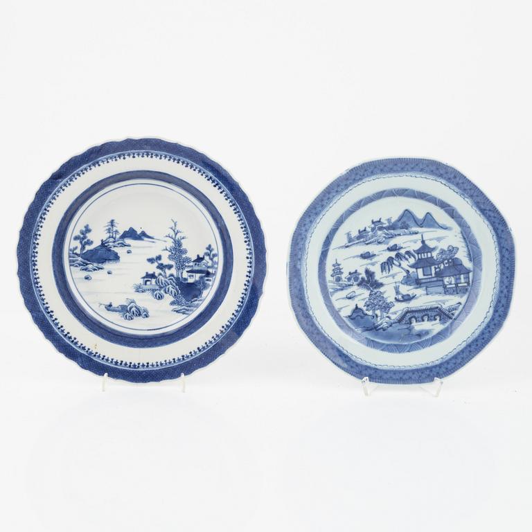 54 dinner service pieces, blue and white porcelain, Qing Dynasti, China, 18th/19th century.