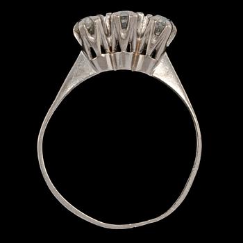RING, 18k vitguld med 3 briljantslipade diamanter, tot 0.51 ct, Borås, 1949. Vikt 3 g.