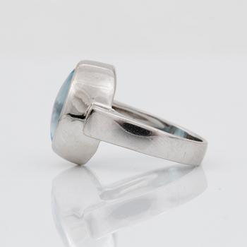 RING, 18K vitguld med cabochonslipad och fasetterad blå topas tot ca 9,18 ct, Arezzo, Italien. Vikt 9,23 g.