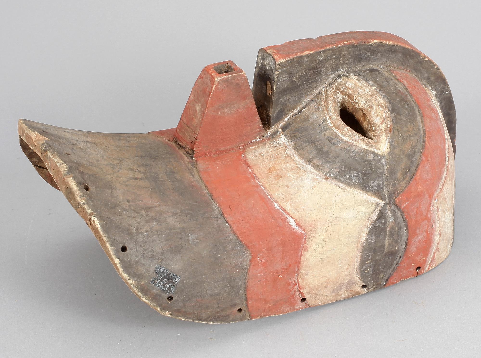 MASK, skuret trä, Afrika, omkring 1900-talets mitt.