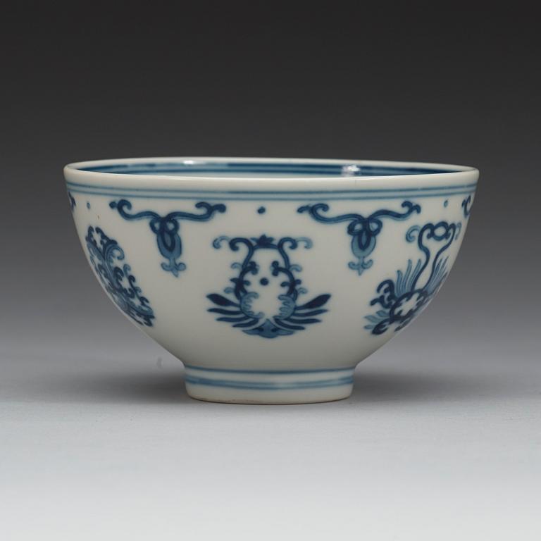 A blue and white bowl, Qing dynastin, with Jiaqing seal mark (1796-1820).