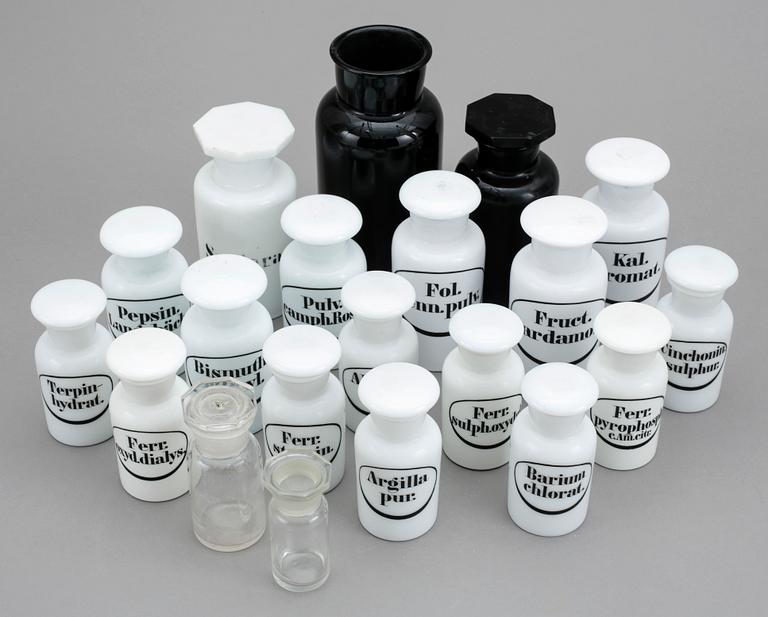 FLASKOR, 20 st, för laboratorium, 1900-talets första hälft. Glas.
