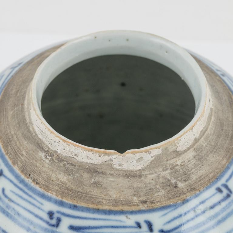 Stekfat, porslin, Qianlong (1736-95) samt bojan, porslin, Kina, 1800-tal.