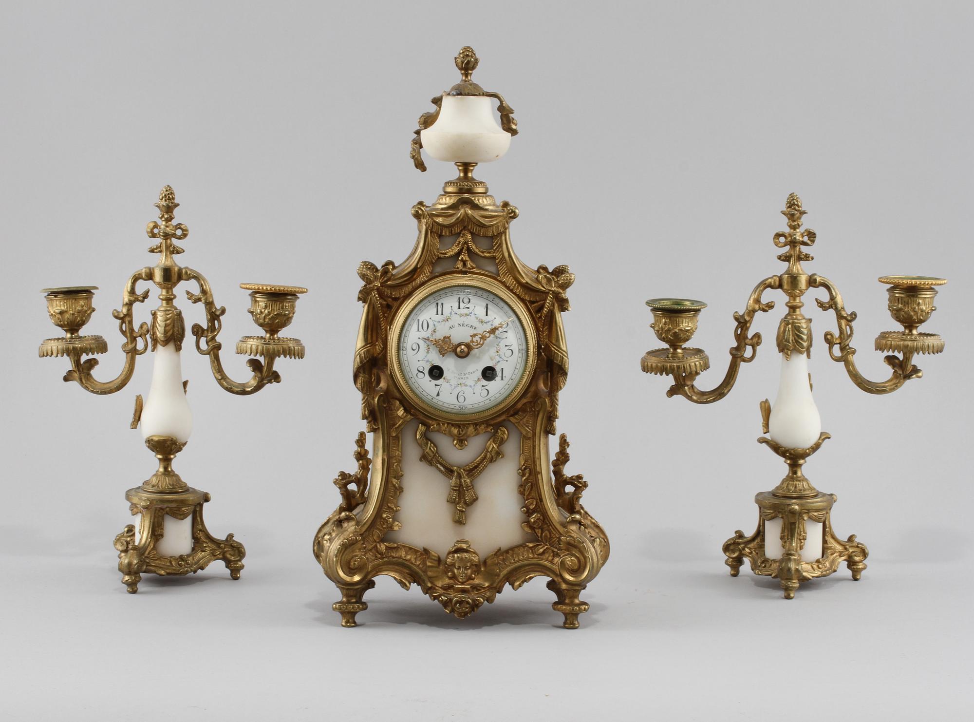 BORDSPENDYL samt KANDELABRAR, ett par, Frankrike, sent 1800-tal/tidigt 1900-tal.