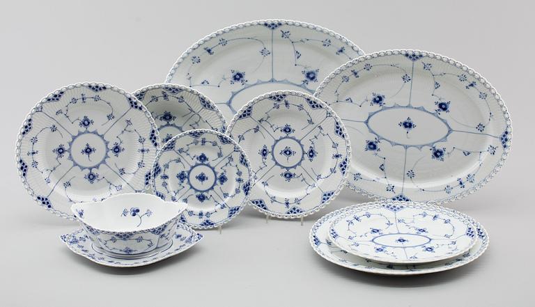 MATSERVIS, 57 delar, porslin, "Musselmalet", Royal Copenhagen.