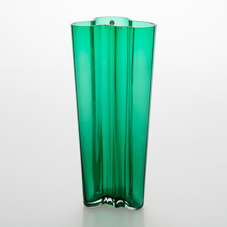 Alvar Aalto, An emerald green 'Savoy' glass vase, Iittala 2000s.