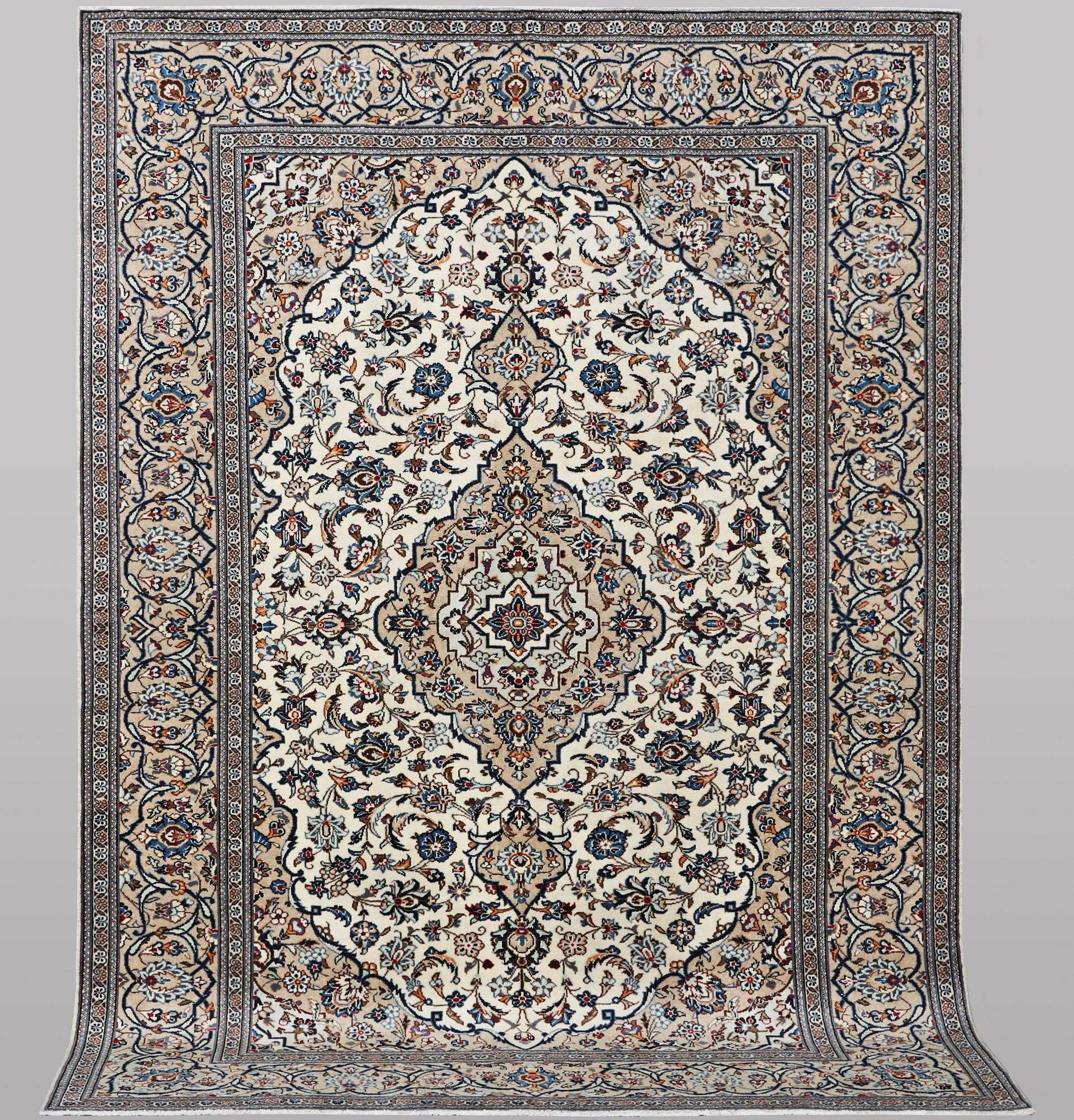 A carpet, Kashan, ca 290 x 193 cm.