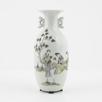 A porcleain vase, China, early 20th century.