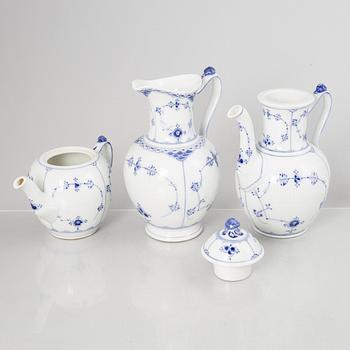 Servisdelar, 13 st, porslin, "Musselmalet", Royal Copenhagen, Danmark.