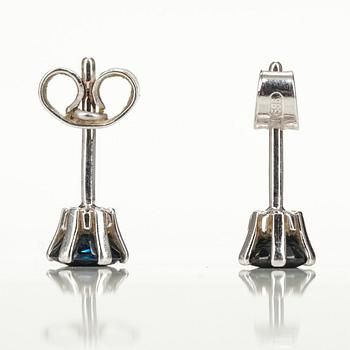 KORVAKORUT, 14K valkokultaa, safiirit yht. n. 0,50 ct. Paino 1,1 g.