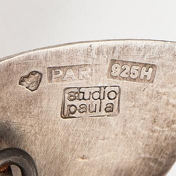 Paula Häiväoja, A sterling silver and natural stone brooch "Kiveen sidottu musta". Pentti Roos/Studio Paula, Helsinki.