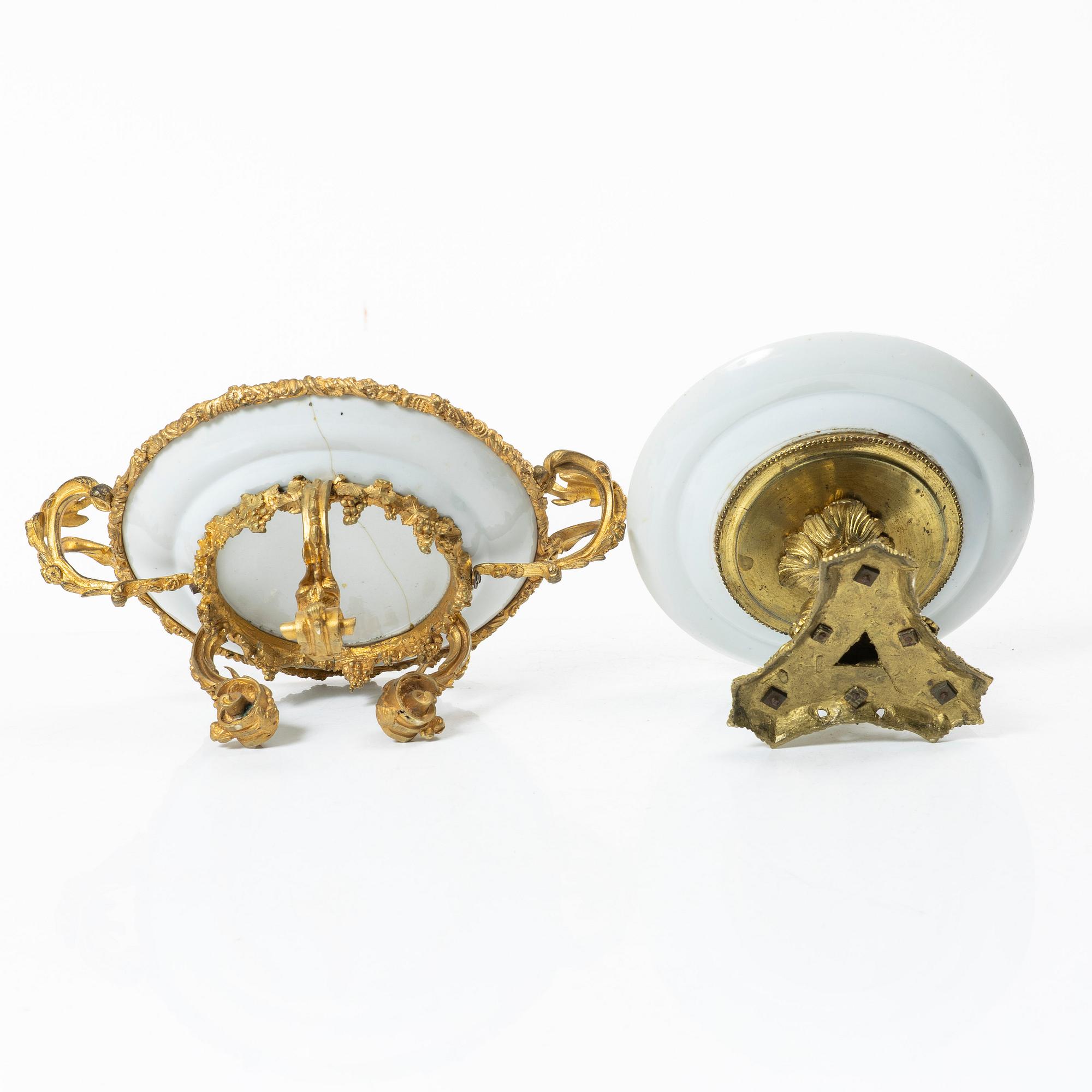 A pair of Chinese Export Canton dishes/tazzas, Qing dynasty, 19th century.
