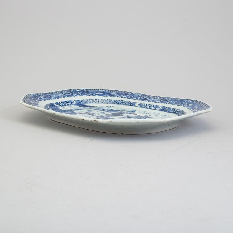 A blue and white serving dish, Qing dynasty, Qianlong (1736-95).