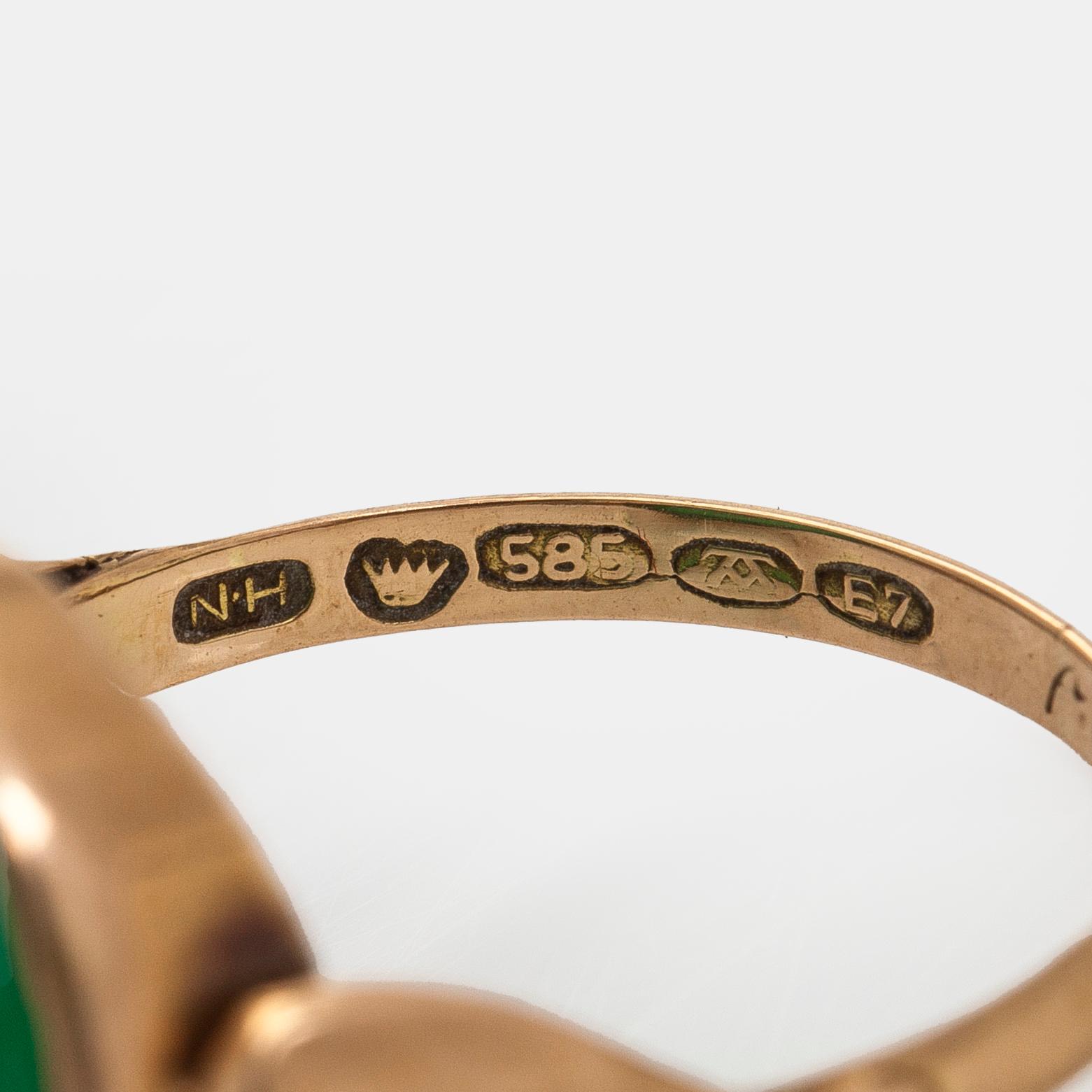 Ring, cabochonslipad krysopras, 14K guld. Niilo Hiltunen, Åbo 1958.