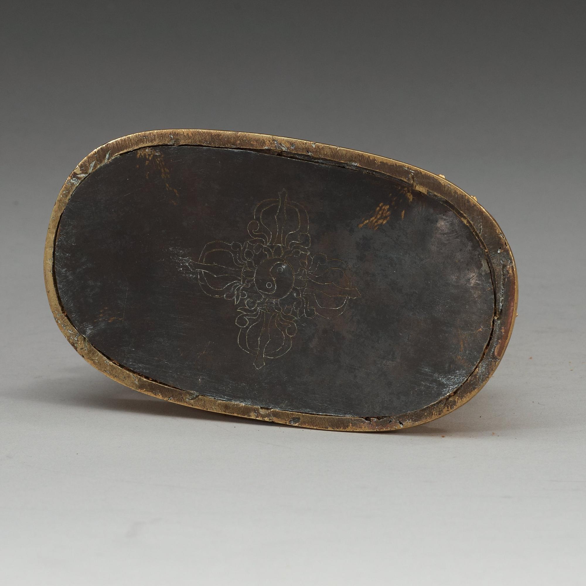 DHARMAPALA, förgylld brons, Sinotibetansk. Troligen 1700-tal.