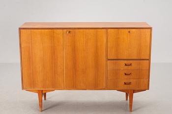 SIDEBOARD.  1900-talets andra hälft.