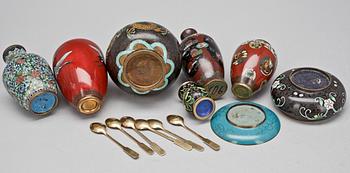 CLOISONNÉ, 6 vaser, rökelsekar, fat, Kina samt 6 moccaskedar, förgyllt silver, Danmark, 1800-1900-tal.