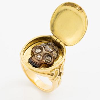 A ring 18K gold with rose-cut diamonds.