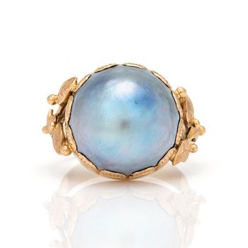 A ring with a cultured 'Tahiti', mabé pearl.