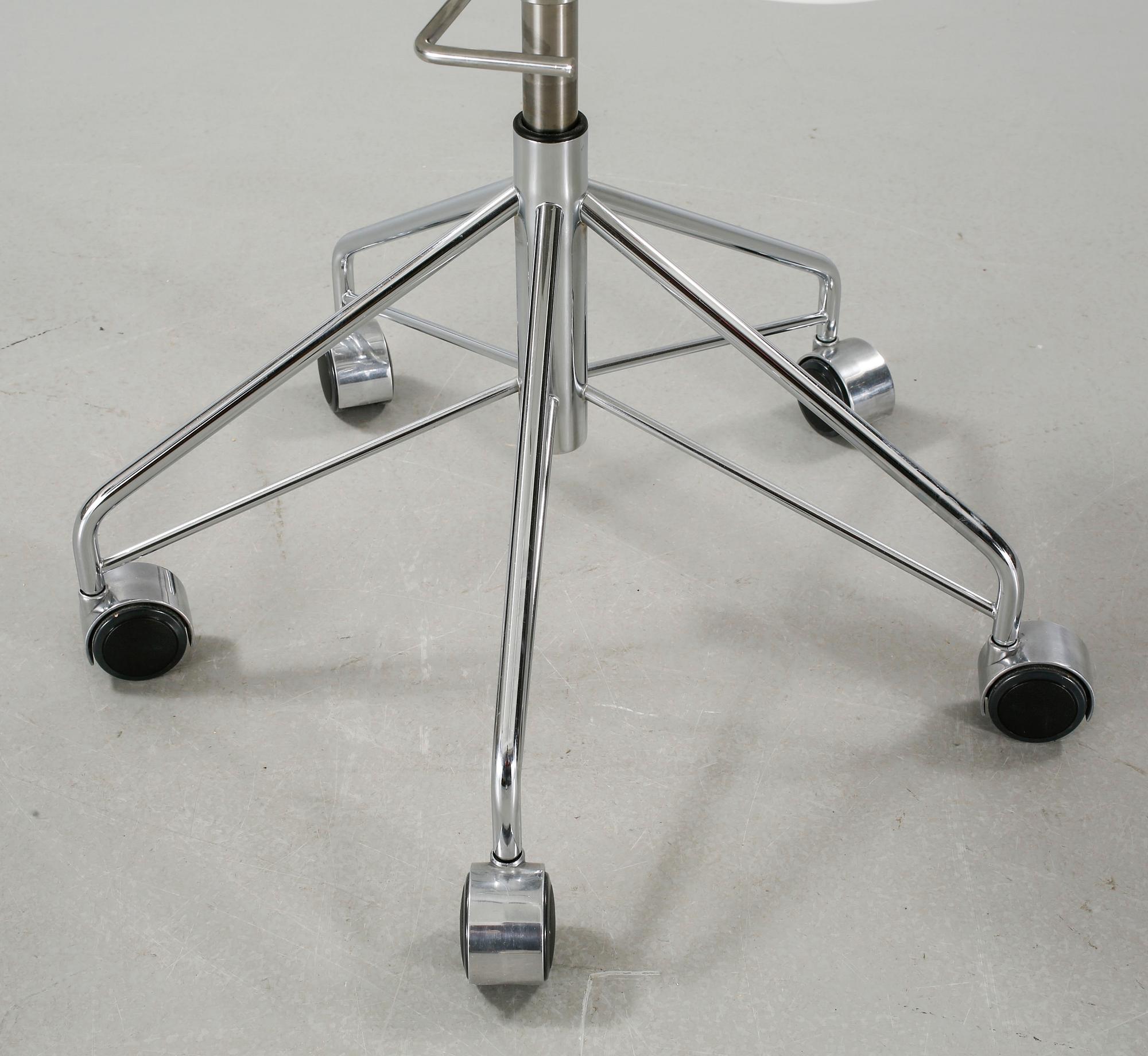 A "Måsen" office chair, designed by Arne Jacobsen for Fritz Hansen, made 2008.