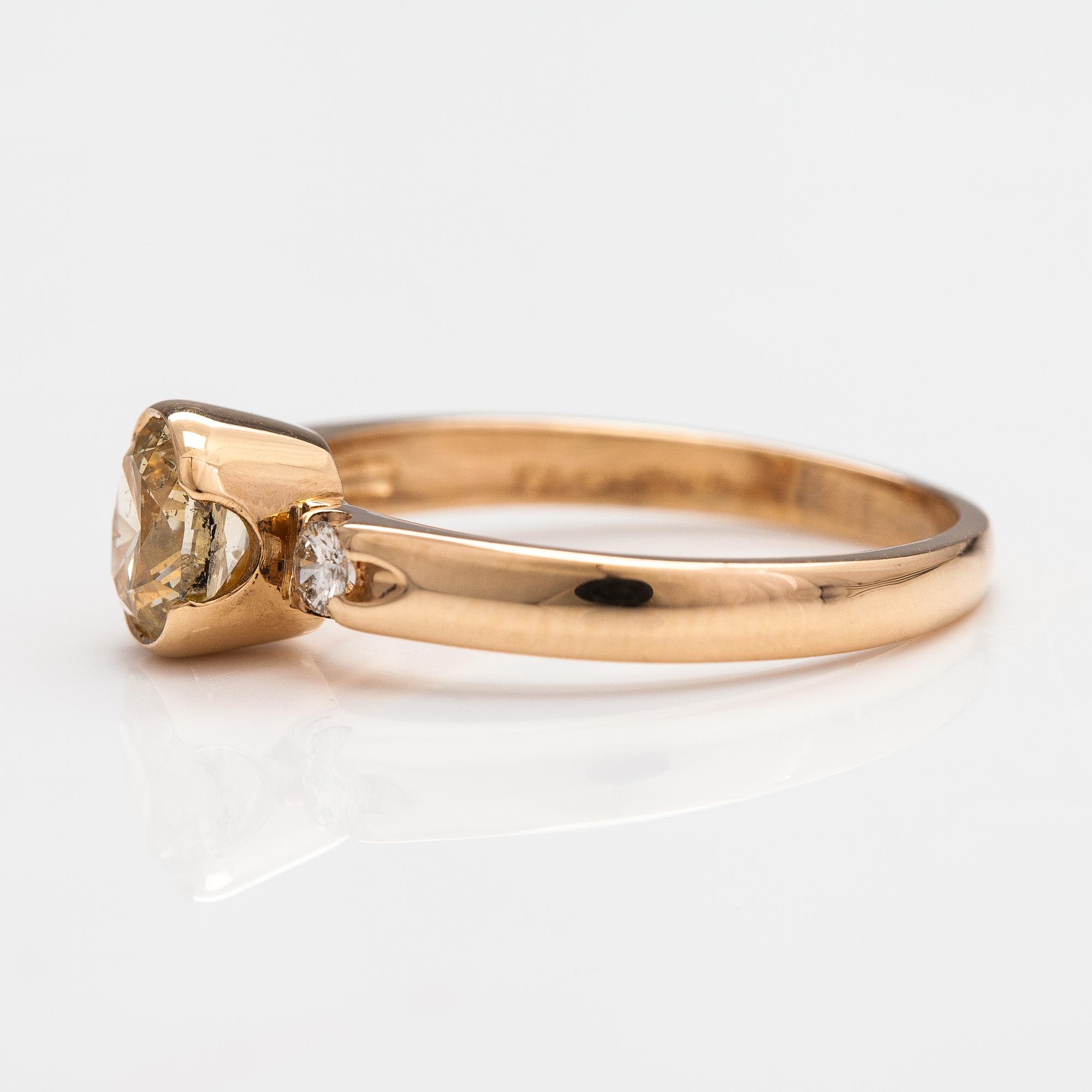 Ring, 18K guld och diamanter ca 1.01 ct tot. AIG-certifikat.