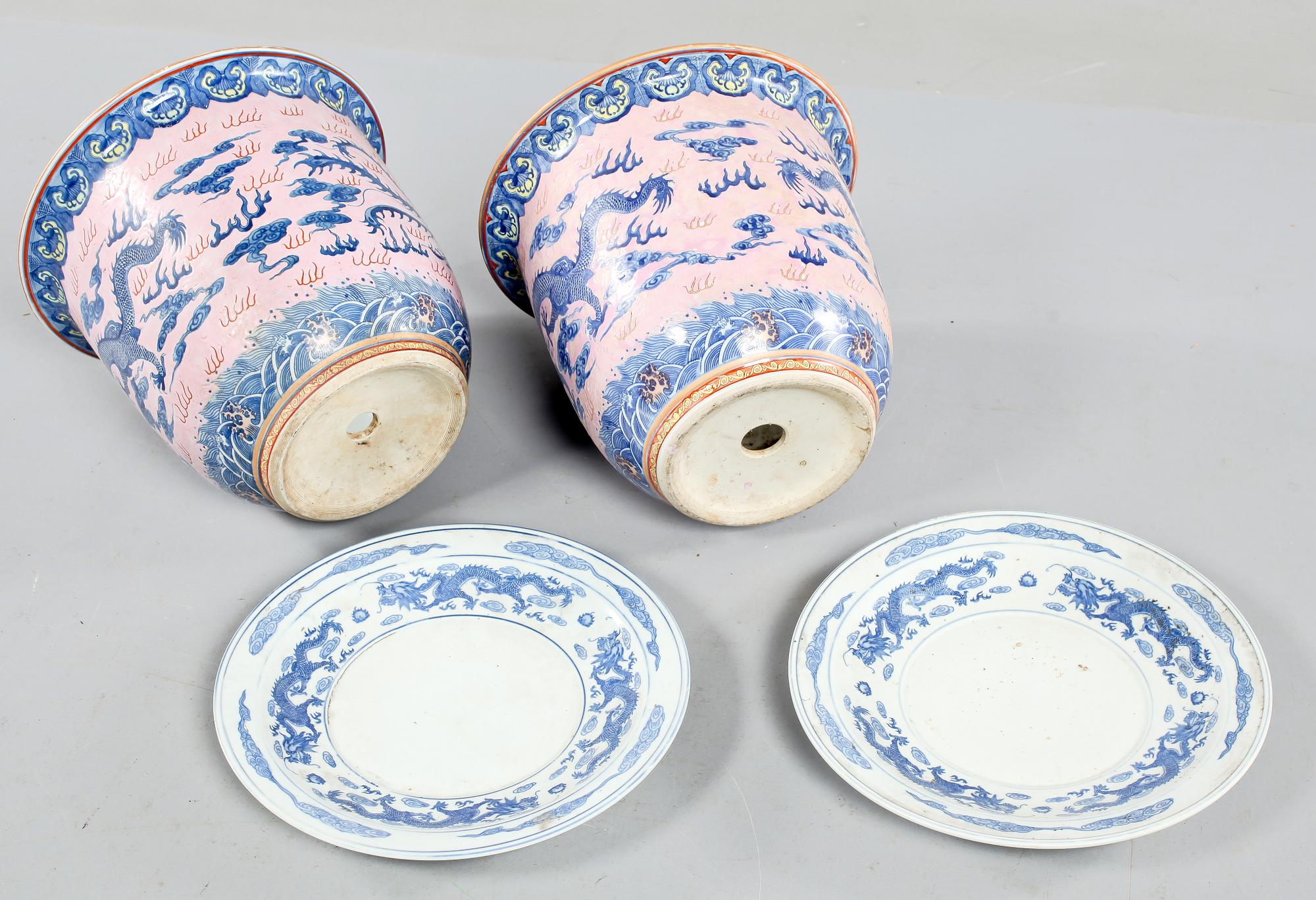 YTTERFODER med UNDERFAT, ett par, porslin, Kina, 1900-tal.