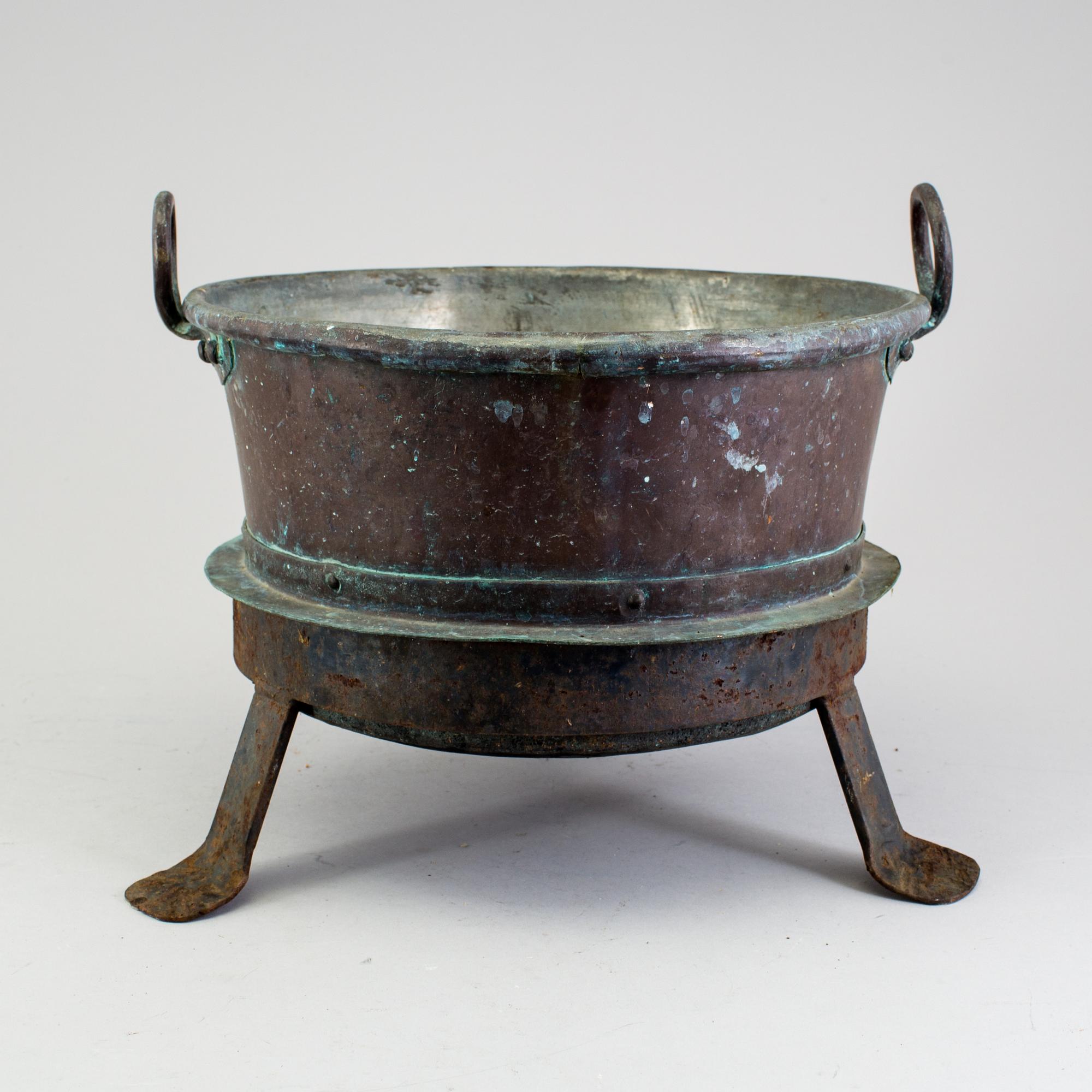 THREE 19TH CENTURY COPPER KITCHEN UTENSILS.