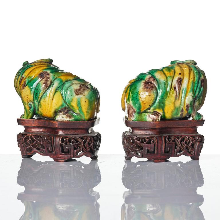 Figuriner, två stycken, porslin. Qingdynastin, Kangxi (1662-1722).