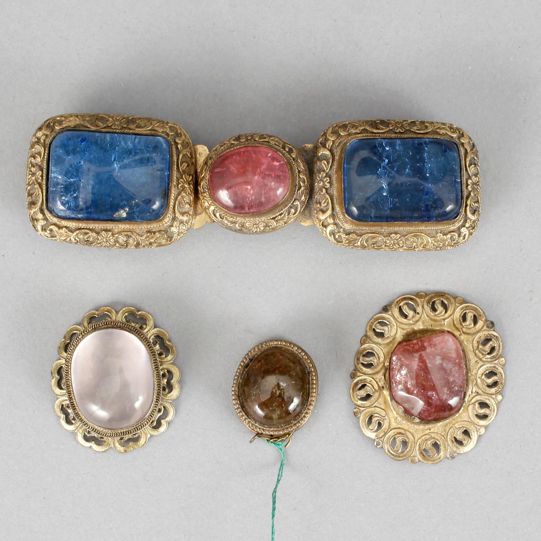 SPÄNNE samt KNAPPAR, mässing och olikfärgade stenar, Kina, 1800/1900-tal.