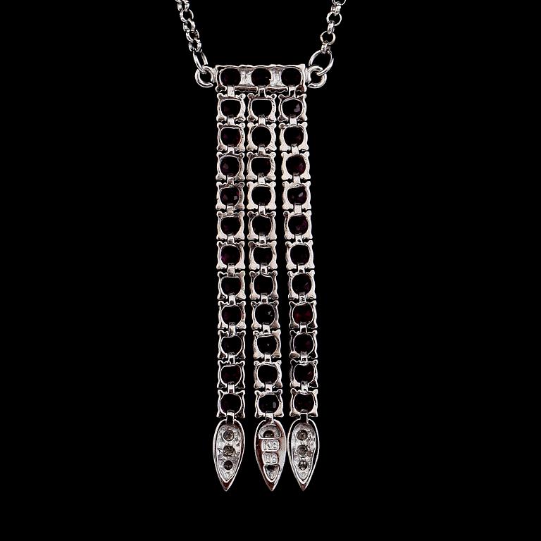 COLLIER, 18 k guld, Pozzo, Italien, rubiner och briljantslipade diamanter. Vikt ca 7,6 g.