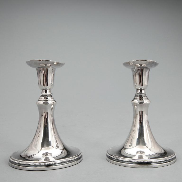 LJUSSTAKAR, ett par, silver, Eric Löfman, MGAB, Uppsala, 1956. Total vikt ca 469 g.