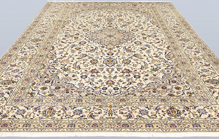 A Keshan carpet, approx. 355 x 248 cm.