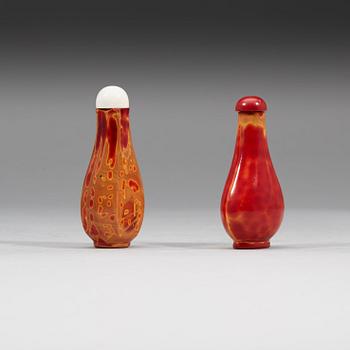 SNUSFLASKOR, två stycken, glas. Kina, tidigt 1900-tal.